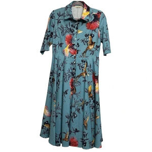 La Patean women’s full button dress, exotic bird all over print. Size 40/Medium